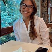 Profesora de ciencias o letras a niños o adolescentes